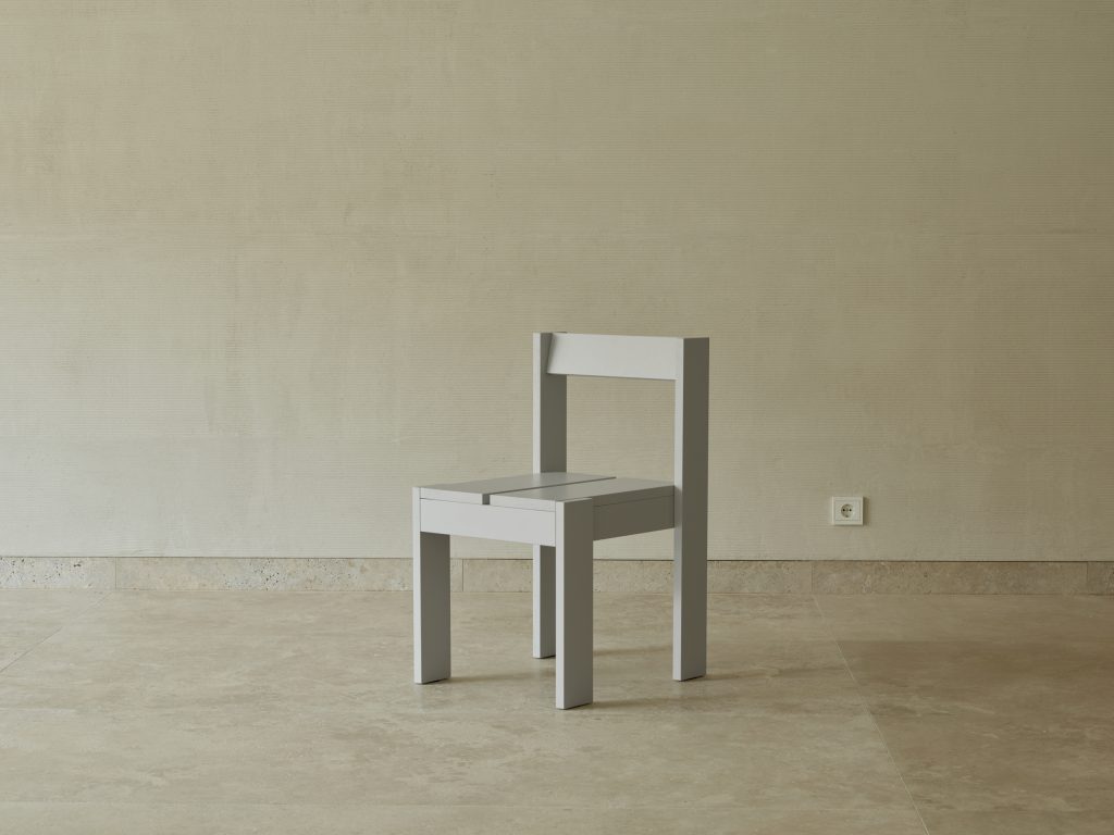 Perspective of a grey dining chair. Foeppl Collection by Relvaokellermann for Holzrausch Editions.