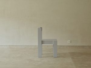 Side View of a grey dining chair. Foeppl Collection by Relvaokellermann for Holzrausch Editions.