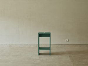 Front view of a green bar stool. Foeppl Collection by Relvaokellermann for Holzrausch Editions.