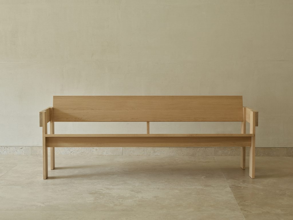 Frontal view of the Foeppl Collection bench in oak by Relvaokellermann for Holzrausch Editions
