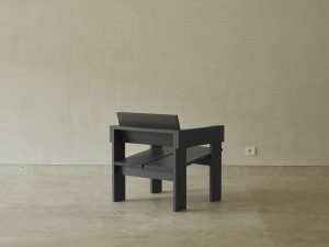 Back view of the Foeppl Collection lounge chair in black by Relvaokellermann for Holzrausch Editions